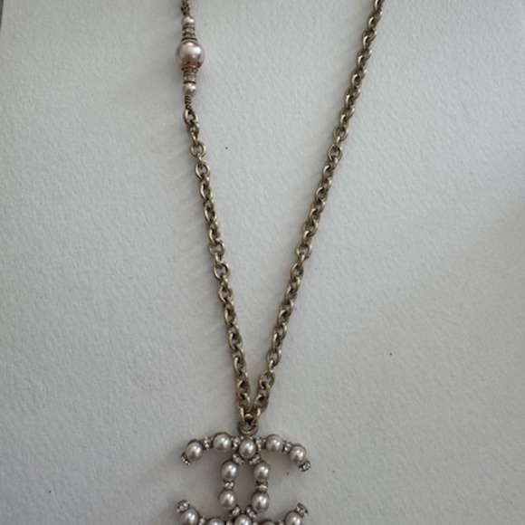 Authentic Chanel Faux Pearl Embellished CC Logo Necklace Gold Chain With Box - Picture 4 of 9